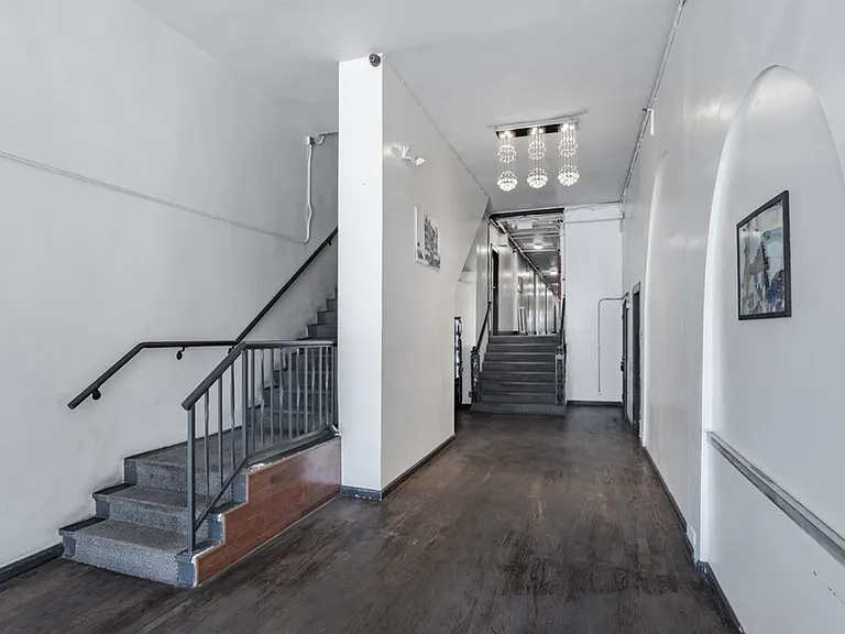 St. Moritz Apartments — Photo 10