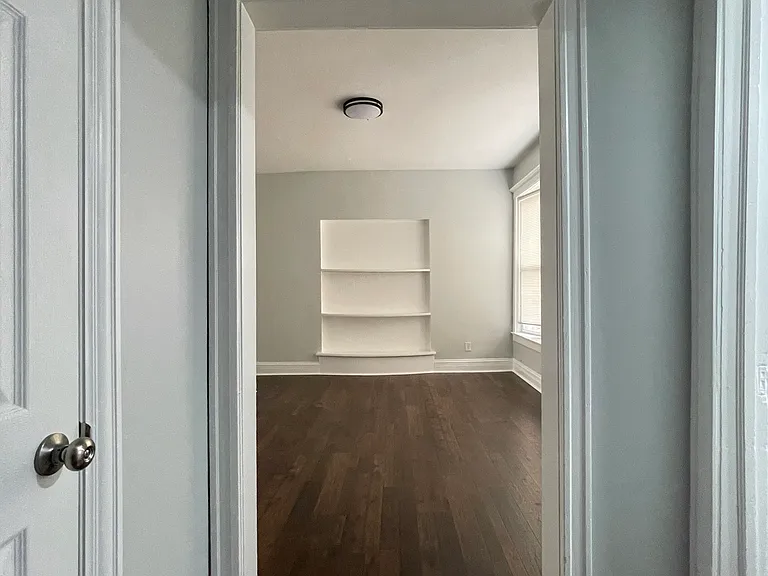 916 W 68th St #2W — Photo 2