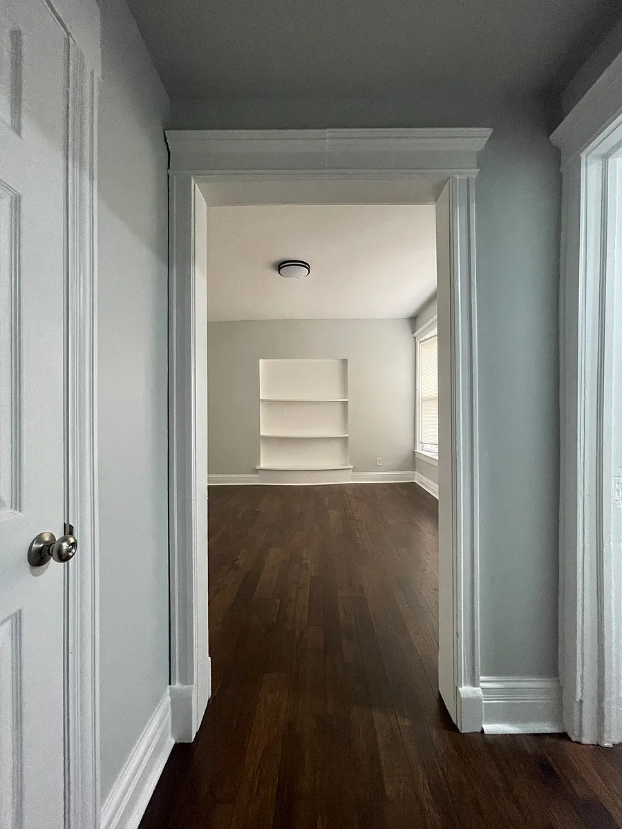 Building Photo - 916 W 68th St #2W
