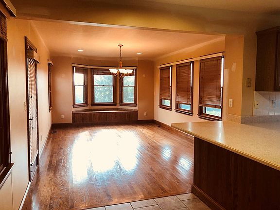 4th image of 8 Robin Hill Ln