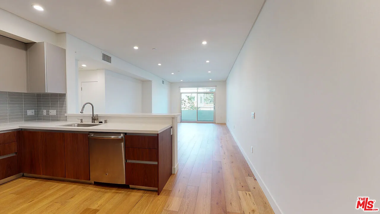 2 bed, 2.0 bath, 1163 sqft, $3,995 — Photo 2
