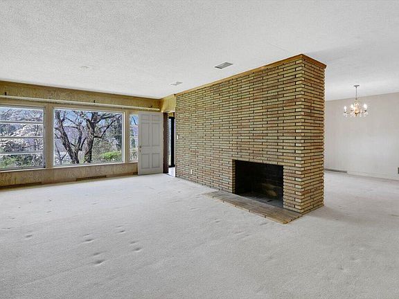 4th image of 179 S Mission Ridge Dr