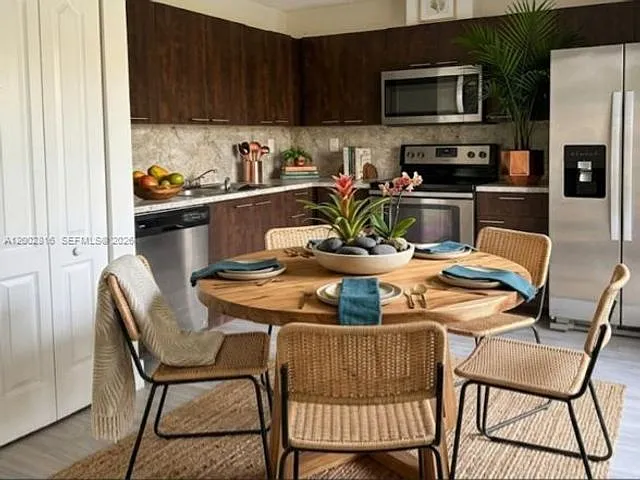 3 bed, 3.0 bath, 1425 sqft, $3,300 — Photo 3