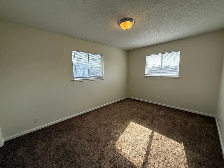 5811 Maple St — Photo 5