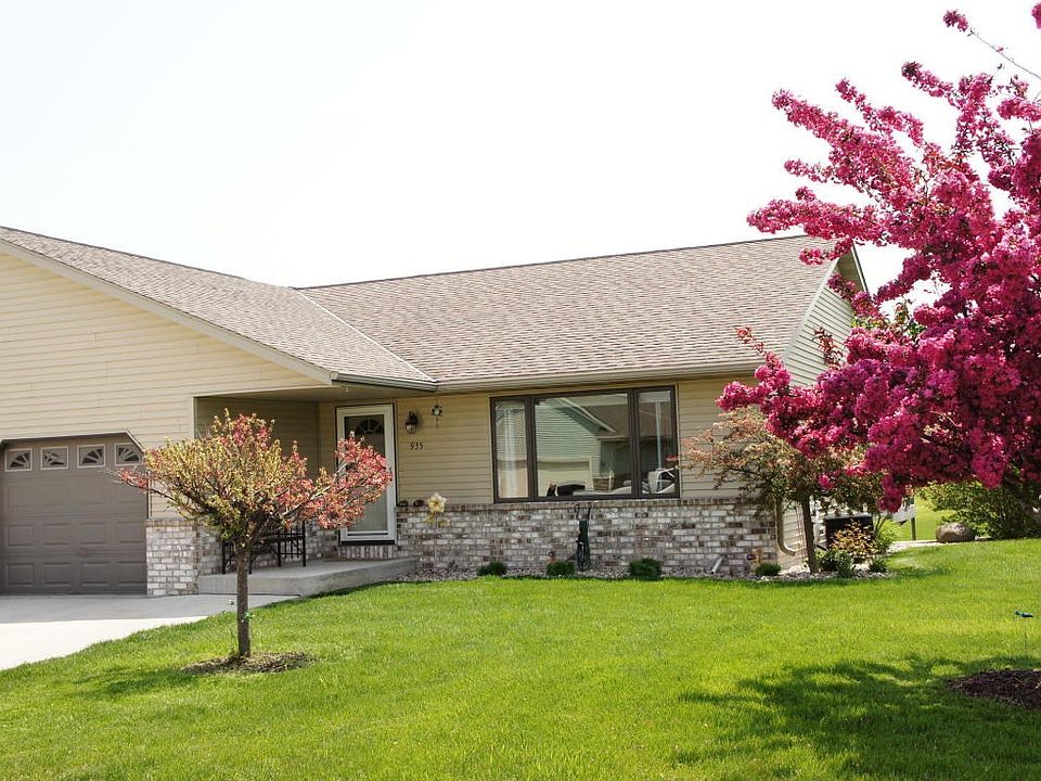 Newer 3 Bedroom 2 Bath No Fee Condo!