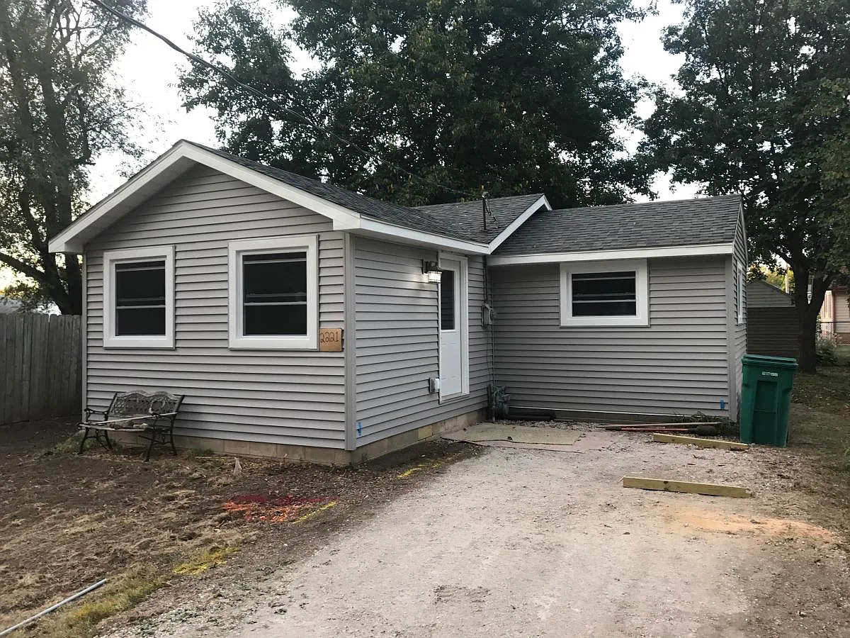 2221 W Kellogg Ave photo 1