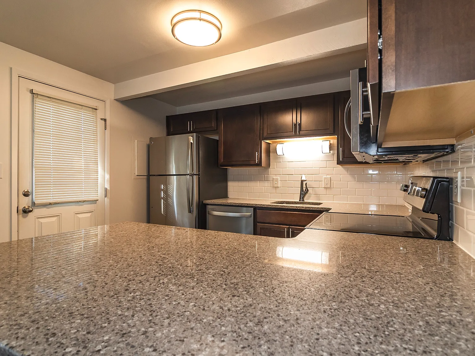 Tahitian Terrace Apartments — Photo 4