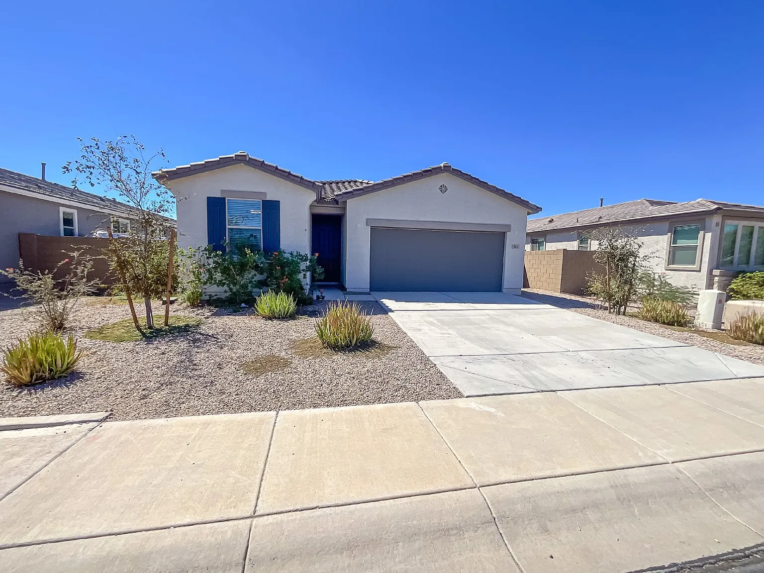 261 E Tahiti Dr — Photo 1