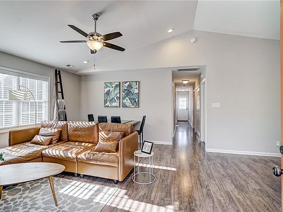 5th image of 900 W 49th St