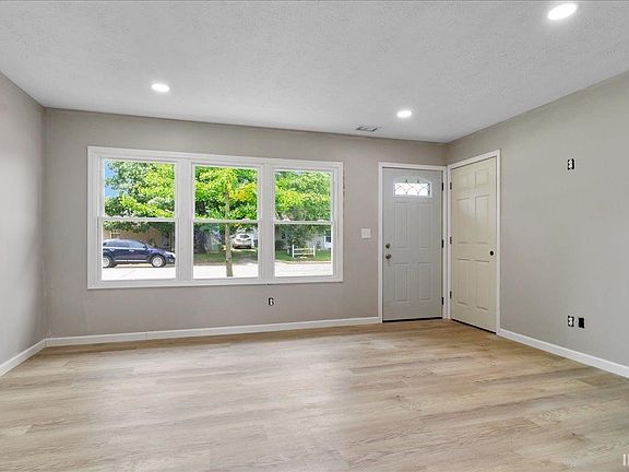 5th image of 5221 Warren Dr