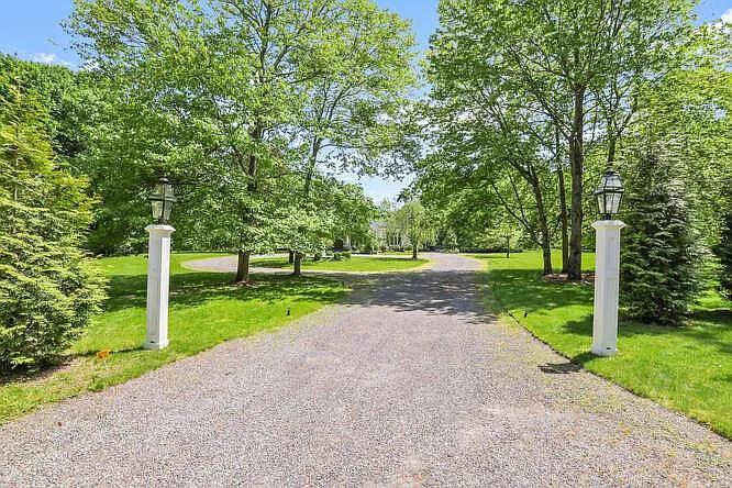 345 Governors Ln — Photo 3