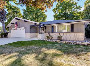 1611 Knoll Crest Dr, Sheboygan, WI 53081