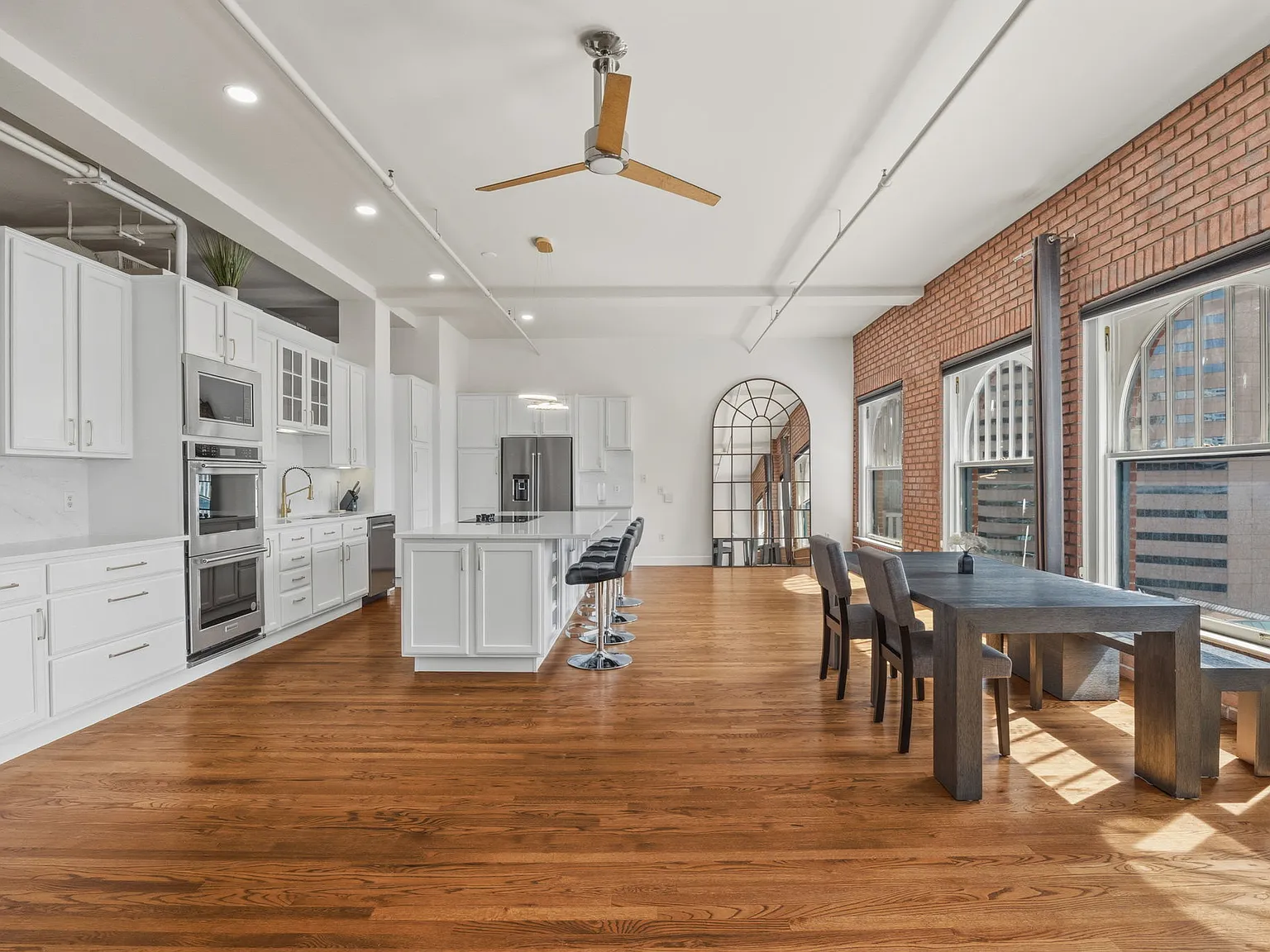 2 bed, 1695 sqft, $5,900 — Photo 3