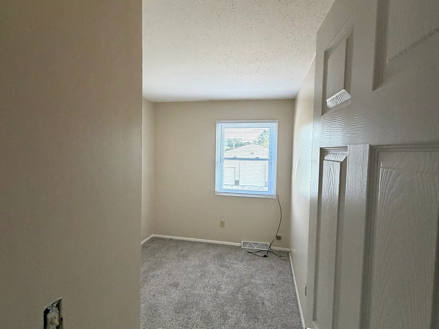 3 bed, 1.5 bath, 1050 sqft, $1,050 — Photo 2