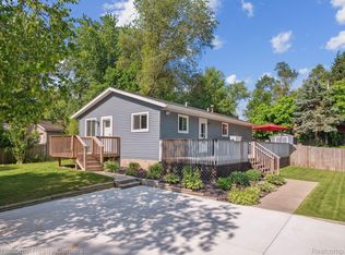 8886 Rushview Dr, Pinckney, MI