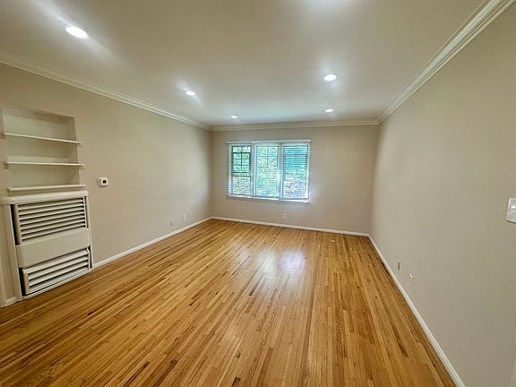 4th image of 15127-37 Dickens St #15127-D