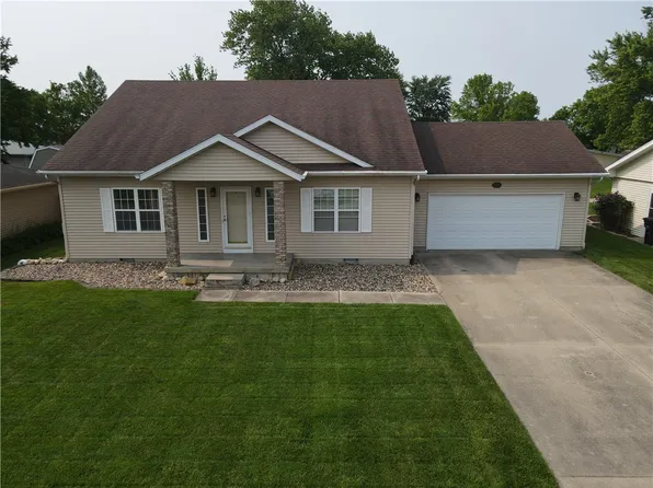 107 W Edgewood Ave, Effingham, IL 62401