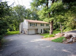 5 Pawnee Trl, Oak Ridge, NJ 07438