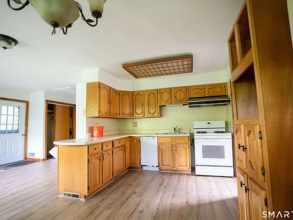 4th image of 197 Lee Farm Drive