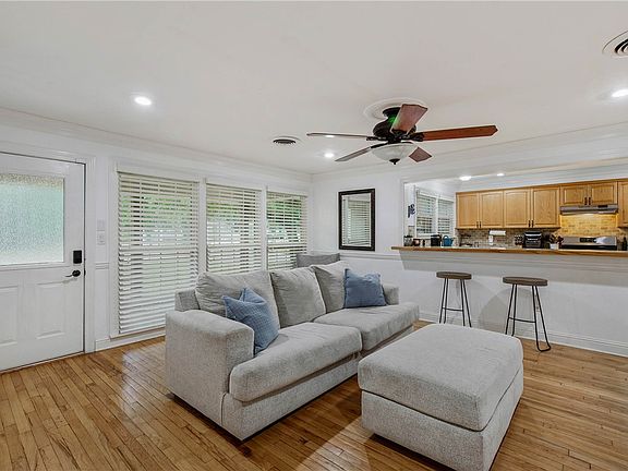 3rd image of 1705 Woodland Dr