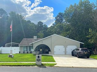 81 Arbor Meadow Dr, Sicklerville, NJ 08081