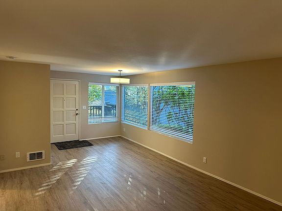 4th image of 100 98th Ave NE #D-3
