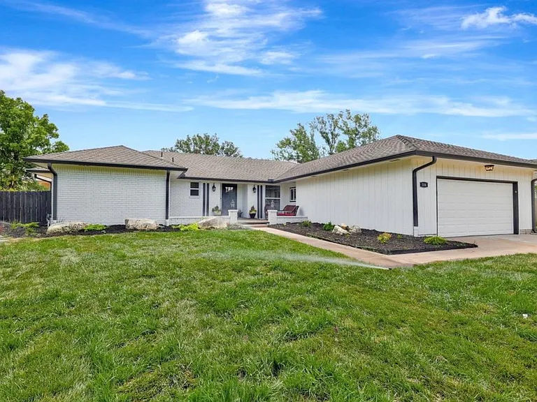 104 N Burr Oak Rd — Photo 1