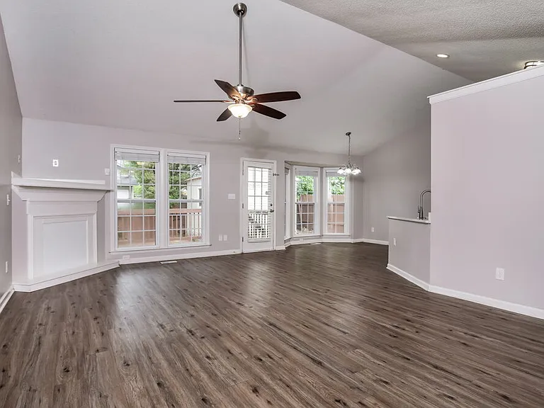 203 Zircon Ln — Photo 4