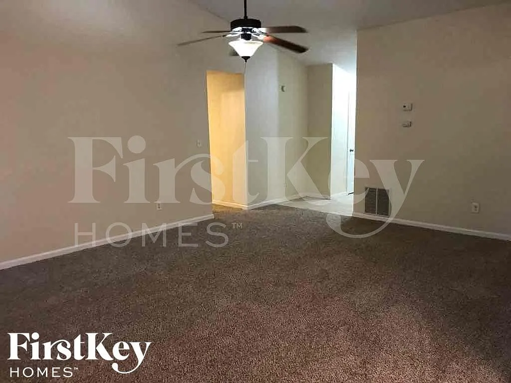 3 bed, 2.0 bath, 1486 sqft, $2,005 — Photo 3