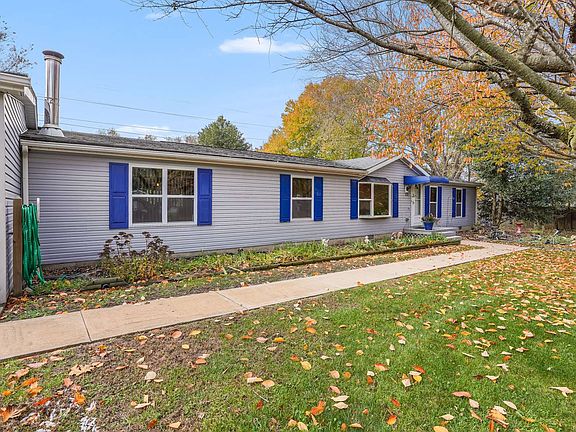 3rd image of 228 W Holly Dr