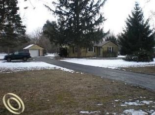 2475 Mann Rd, Waterford, MI 48329