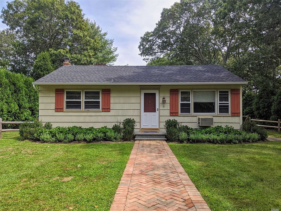 1st image of 11 Hampton Bays Dr