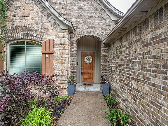 3rd image of 411 N Powderhorn Dr