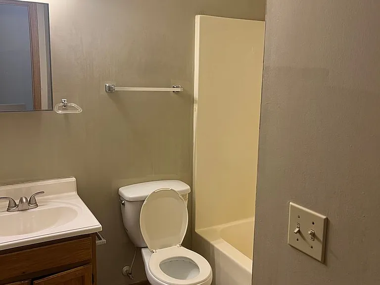 630-632 W Country Squire Ct — Photo 15