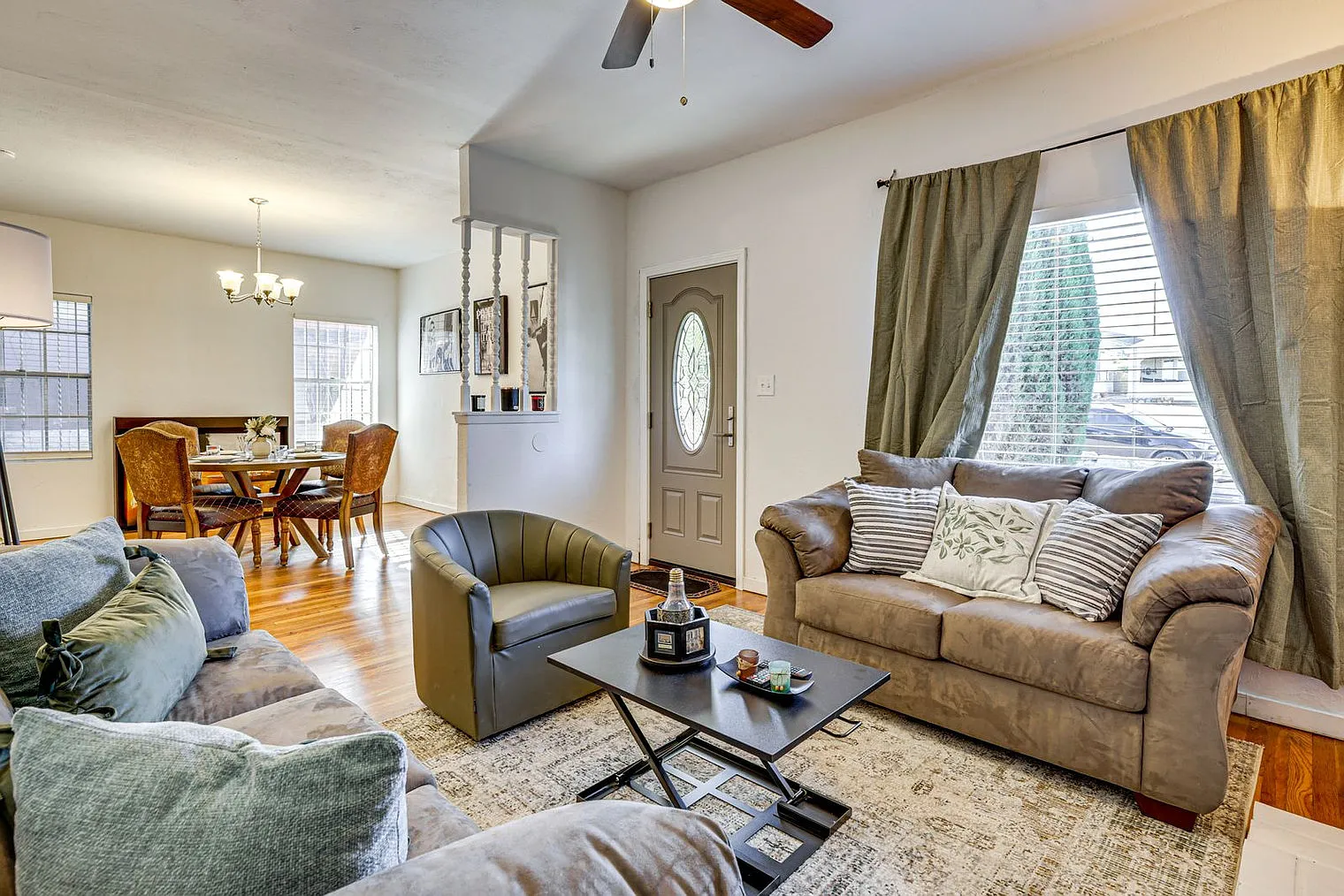 2 bed, 1.0 bath, 979 sqft, $2,257 — Photo 2