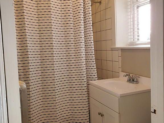 2nd image of 6202 N Clark St #212