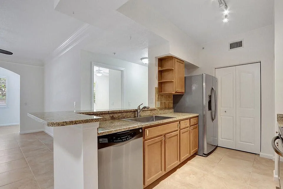 3 bed, 2.0 bath, 1348 sqft, $2,700 — Photo 3
