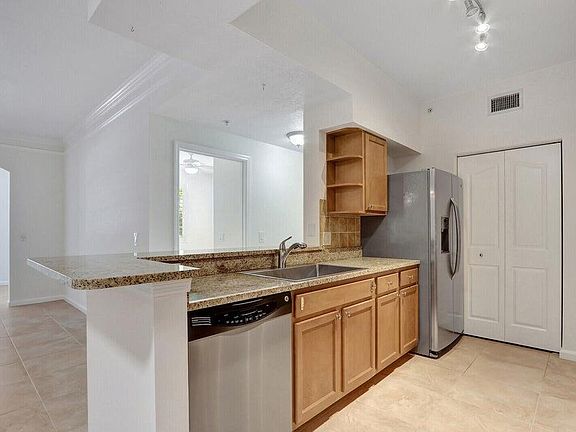 3rd image of 7101 Myrtlewood Cir W