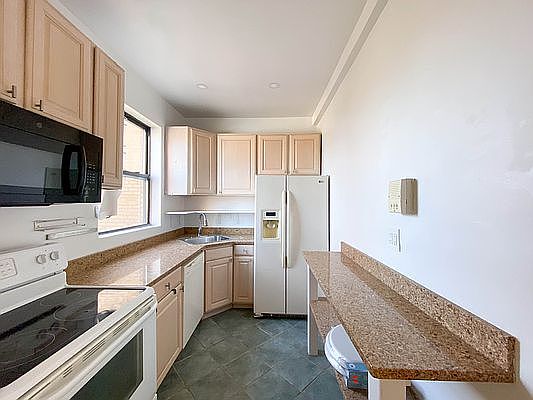 3rd image of 77 W 104th St