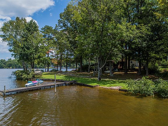 3rd image of 120 Fenton Cir