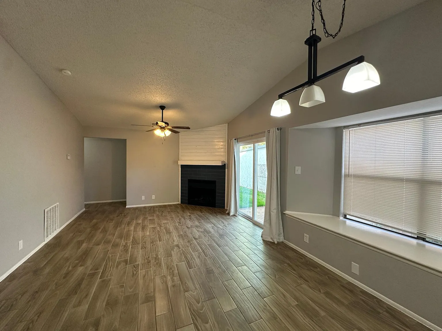 3 bed, 1095 sqft, $1,400 — Photo 3