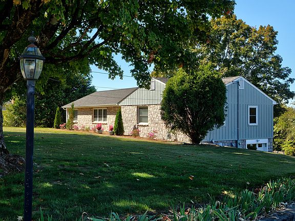 3rd image of 917 Harris Ln