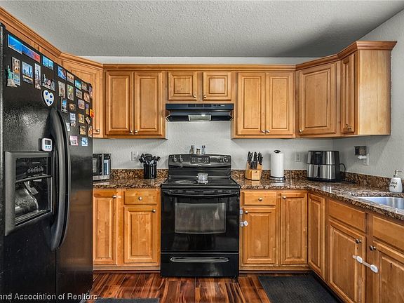 5th image of 1102 Redbird St
