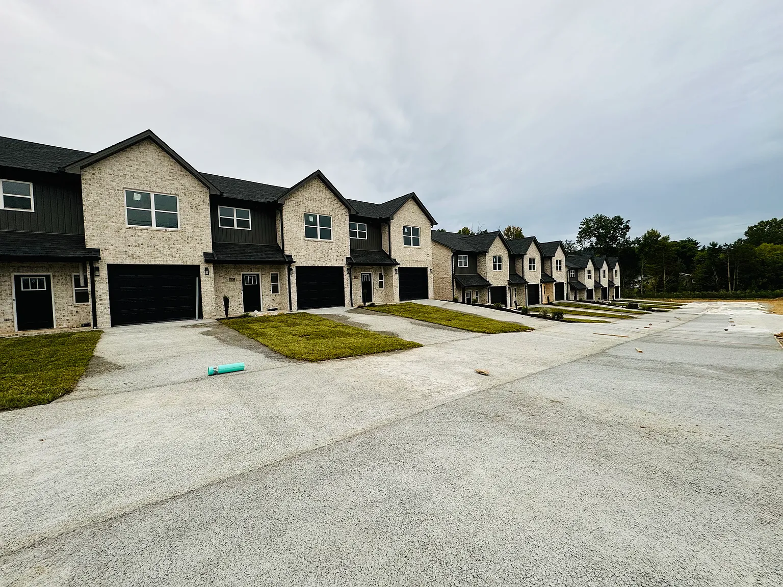 3 bed, 2.5 bath, 1600 sqft, $2,200 — Photo 2