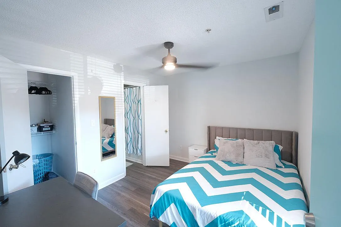 4 bed, 4.0 bath, 1400 sqft, $1,590 — Photo 2