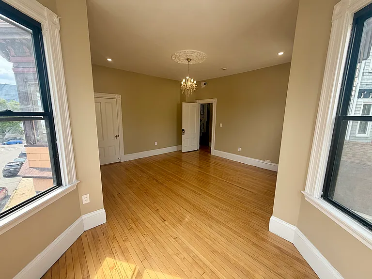 432 Meridian St #2B — Photo 8