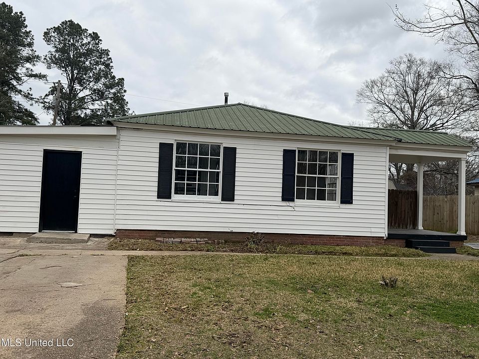 1st image of 3 Maplewood Ln