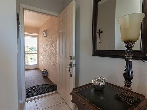 Long entry to foyer
