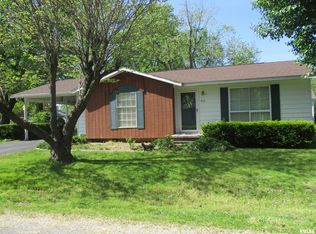 915 E Center St, Benton, IL 62812