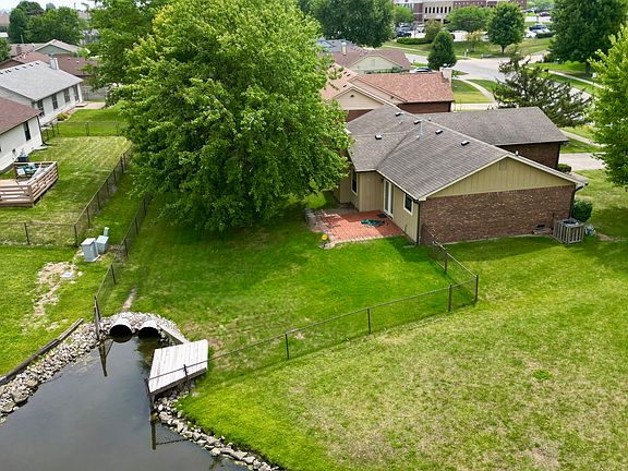 4th image of 988 Country Aire Dr